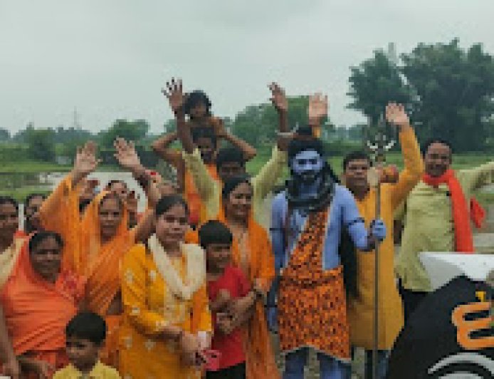 पिथौरा में सावन के अंतिम सोमवार पर उमड़ा आस्था का सैलाब, 51 फीट विशाल कांवर यात्रा ने किया नगर को शिवमय