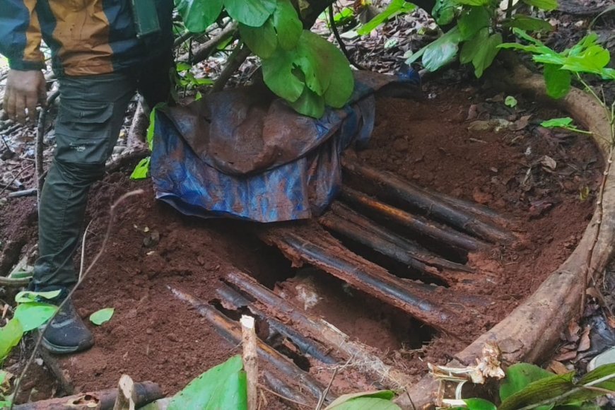 अदनार के जंगल में नक्सलियों का पुराना हथियार डंप बरामद, 10 राइफल समेत हथियार-गोला बारूद जब्त