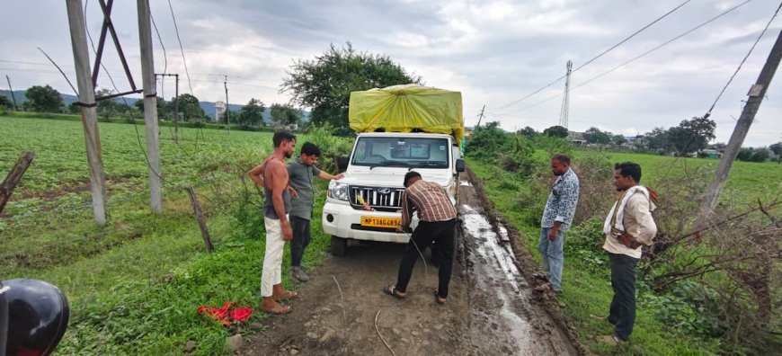 भिलाई–मुहाई मार्ग बदहाल: जलनिगम और ठेकेदार की लापरवाही से ग्रामीण परेशान