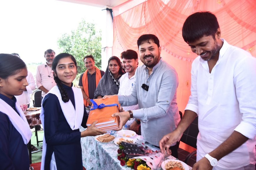 शाला प्रवेश उत्सव में पहुंचे विधायक अनुज शर्मा, नवप्रवेशी बच्चों का किया स्वागत, खौना को 15 लाख के विकास कार्यों की सौगात