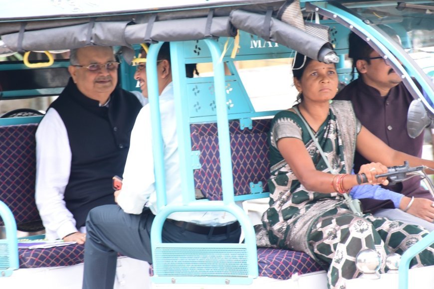 ई-रिक्शा चालक सरिता वर्मा के रिक्शे में बैठे विधानसभा अध्यक्ष डॉ. रमन सिंह, श्रमिक महिलाओं का बढ़ाया उत्साह