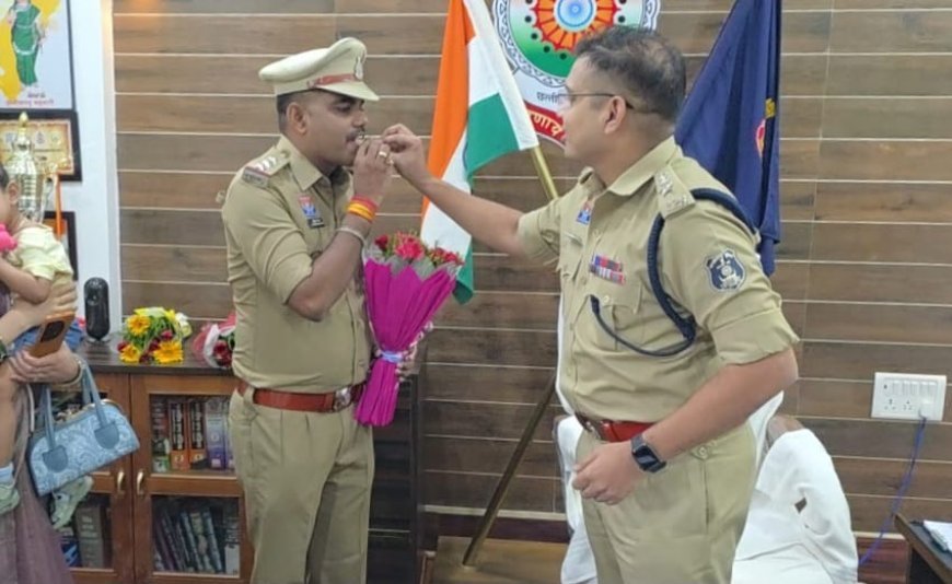 कबीरधाम के दो उप निरीक्षक बने निरीक्षक, पुलिस अधीक्षक ने कंधों पर लगाए स्टार