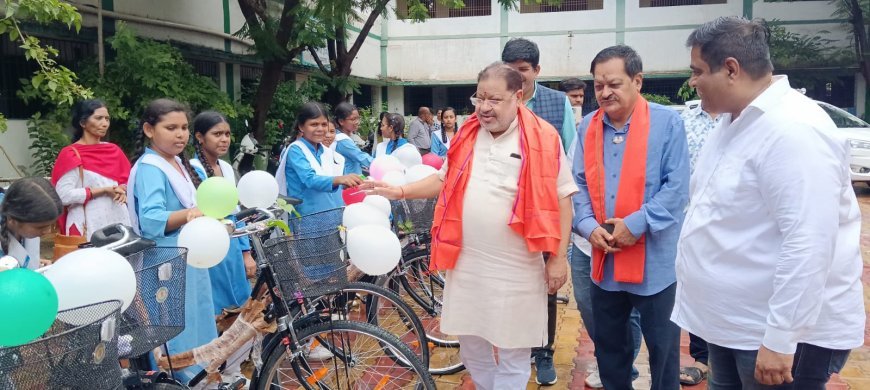 रायपुर दक्षिण विधायक सुनील सोनी ने छात्राओं को वितरित की साइकिल, शिक्षा के लिए किया प्रेरित