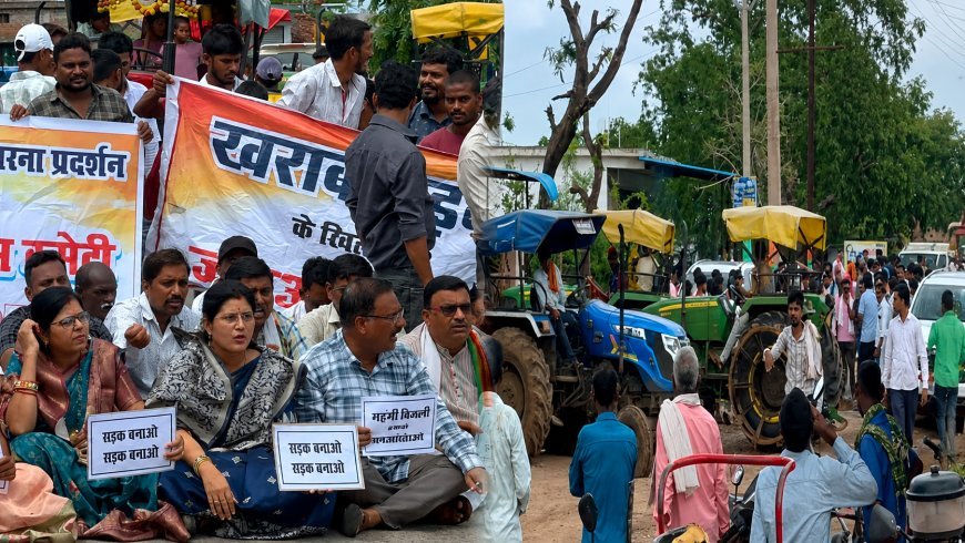 सड़क, बिजली और खाद की मांग को लेकर कांग्रेस का हल्लाबोल, खैरागढ़ में चक्काजाम से थमा यातायात