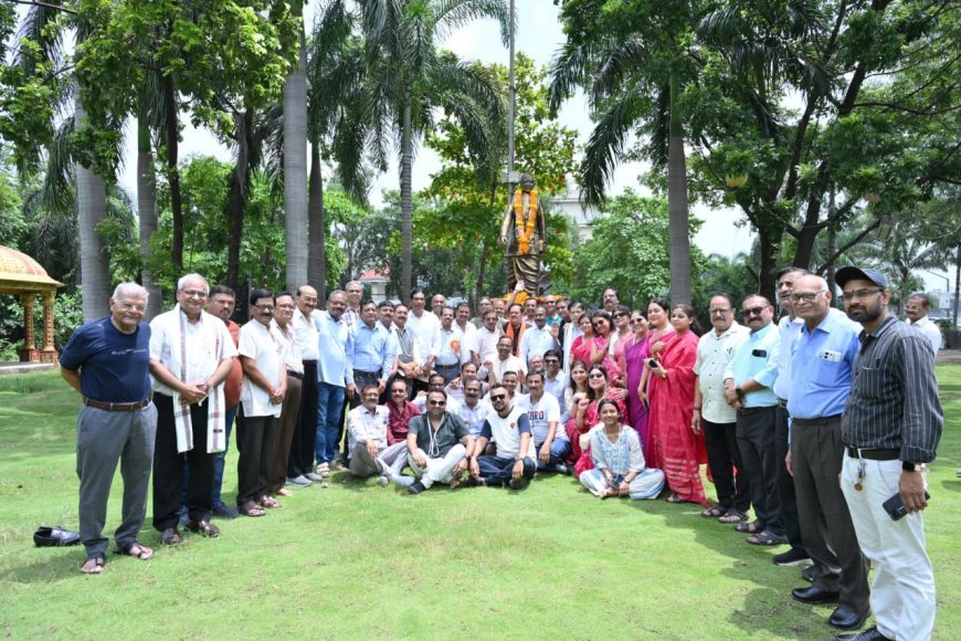राष्ट्रकवि डॉ. मैथिलीशरण गुप्त की 140वीं जयंती पर रायपुर में श्रद्धांजलि, साहित्य साधना को किया नमन