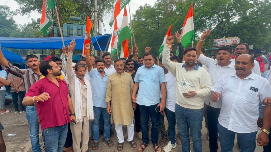 दतिया उपचुनाव में कांग्रेस की जीत पर आलीराजपुर में जश्न, कार्यकर्ताओं ने बांटी मिठाई