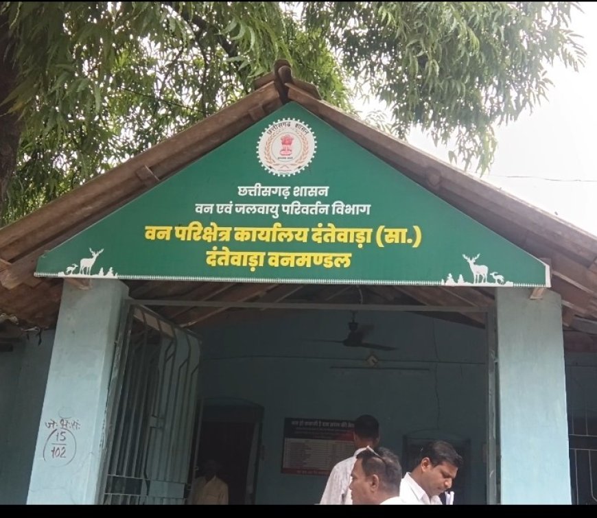 दंतेवाड़ा वन विभाग कार्यालय के बाहर खराब हालत में मिला तिरंगा, राष्ट्रीय ध्वज के सम्मान पर उठे सवाल