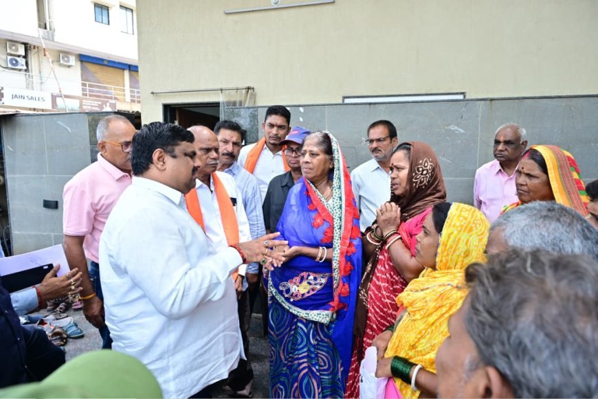 जनदर्शन में मंत्री गजेन्द्र यादव ने सुनीं आमजन की समस्याएं, त्वरित समाधान के दिए निर्देश