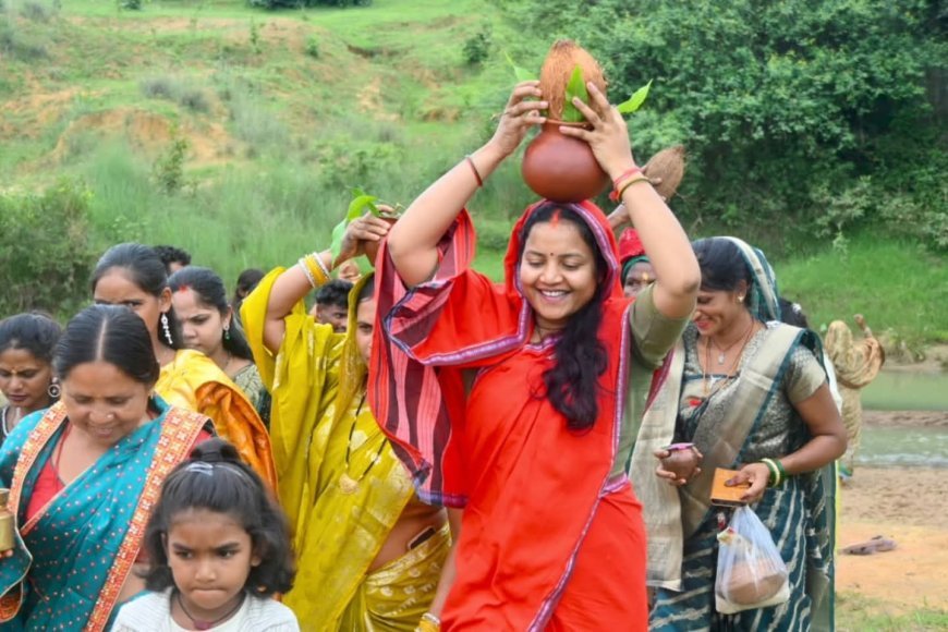 श्रावण के प्रथम सोमवार पर लक्ष्मी राजवाड़े ने बीरपुर में की कांवड़ यात्रा, भगवान शिव का किया जलाभिषेक