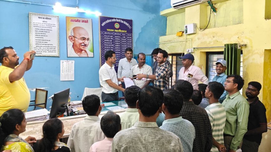 चितरंगी में पटवारियों की अनिश्चितकालीन हड़ताल शुरू, तहसील में जमा किए अभिलेख और बस्ते