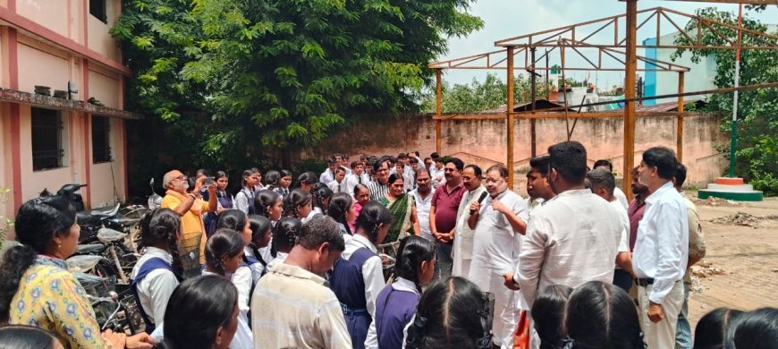 सरस्वती योजना के तहत कुशालपुर स्कूल की छात्राओं को मिली साइकिलें, विधायक सुनील सोनी ने किया वितरण