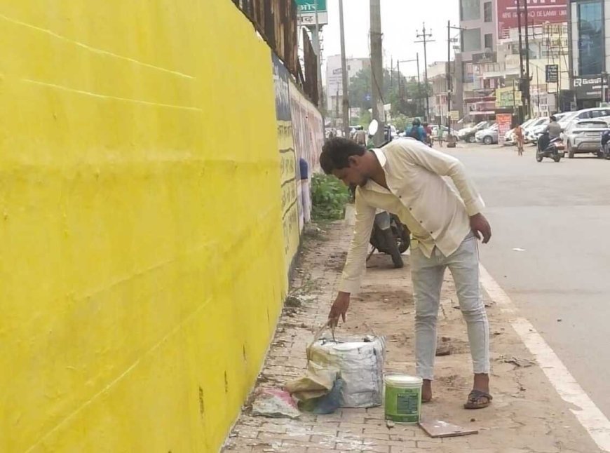 रायपुर में ओवरब्रिज पर अनधिकृत पेंटिंग पर निगम की कार्रवाई, सामग्री जब्त