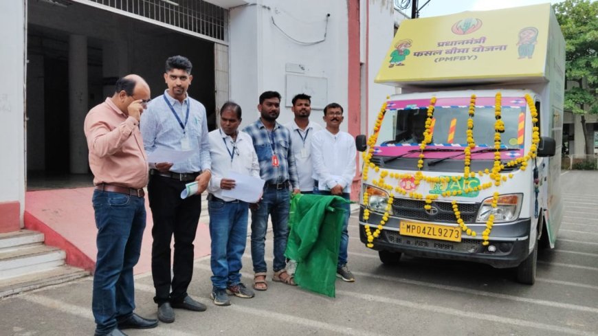 छिंदवाड़ा में प्रधानमंत्री फसल बीमा योजना प्रचार-प्रसार वैन को हरी झंडी, किसानों को योजनाओं का मिलेगा लाभ