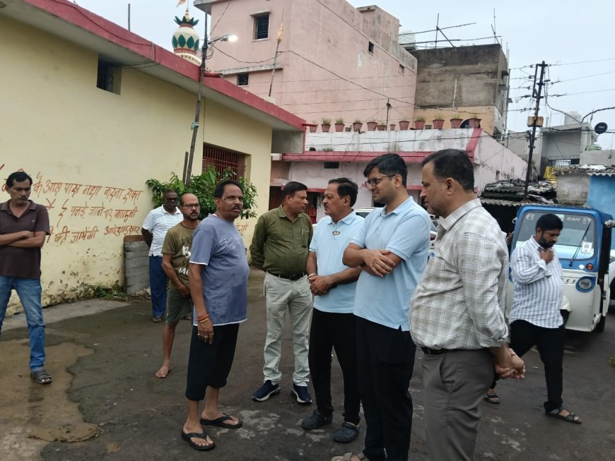 आयुक्त संबित मिश्रा ने वार्ड 57 का किया निरीक्षण, ई-लाइब्रेरी देखी, सफाई व्यवस्था सुधारने के दिए सख्त निर्देश