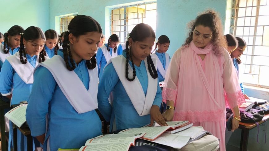 बेमेतरा में जिला पंचायत अध्यक्ष कल्पना योगेश तिवारी का स्कूलों का औचक निरीक्षण, विद्यार्थियों से किया सीधा संवाद