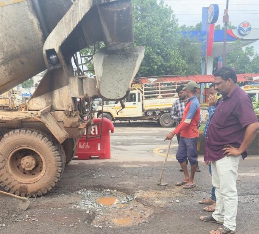 5 साल में बदहाल हुआ बचेली का गौरव पथ, शिकायत के बाद शुरू हुआ मरम्मत कार्य