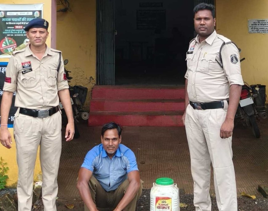 पिथौरा क्षेत्र में अवैध महुआ शराब पर पुलिस की कार्रवाई, 10 लीटर शराब जब्त