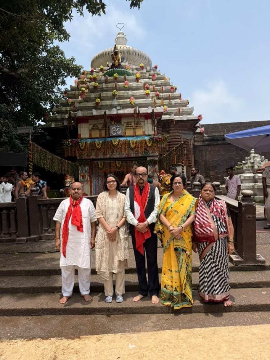 राज्यपाल रमेन डेका एवं विधायक पुरन्दर मिश्रा ने सपत्नीक पुरी में किए महाप्रभु जगन्नाथ के दर्शन