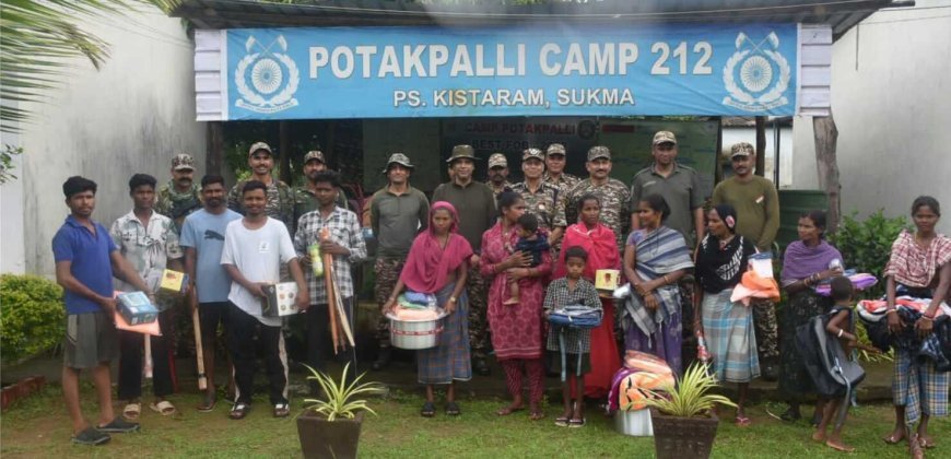 212 बटालियन सीआरपीएफ ने विश्व आदिवासी दिवस पर ग्रामीणों के बीच बांटी जरूरत की सामग्री