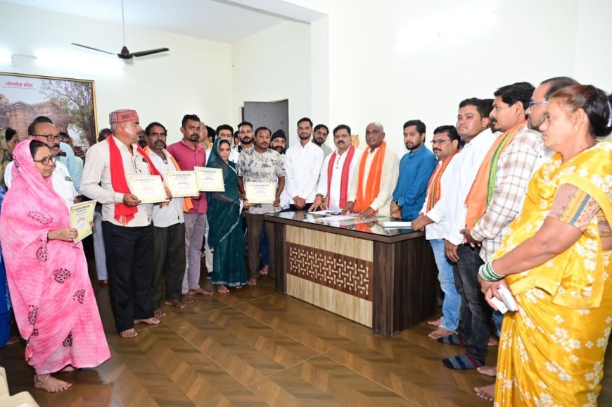 कवर्धा के 25 जरूरतमंद परिवारों का पक्के घर का सपना होगा साकार, उप मुख्यमंत्री विजय शर्मा ने सौंपे पीएम आवास के स्वीकृति पत्र