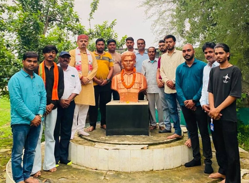 शहीद परिवार को तिरंगा और श्रीफल भेंट कर किया सम्मान, भाजयुमो जिला अध्यक्ष उमंग पांडेय ने शहीद नरेंद्र शर्मा के बलिदान को किया नमन