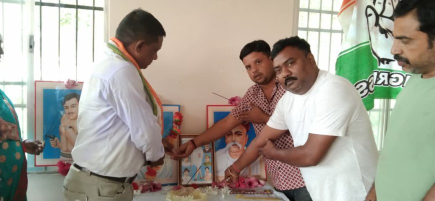बलरामपुर में कांग्रेस ने मनाया क्रांति दिवस, स्वतंत्रता संग्राम सेनानियों और शहीद वीर सपूतों को किया नमन