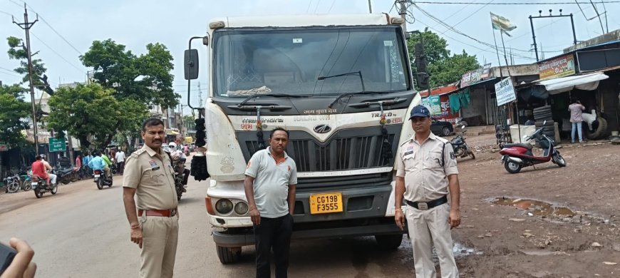 सड़क पर खतरनाक तरीके से खड़े दो 12 चक्का ट्रक जब्त, वाहन चालकों पर मामला दर्ज