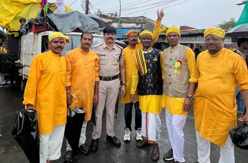 भारी बारिश के बीच जमकुंडा में धूमधाम से मनाया गया विश्व आदिवासी दिवस, प्रकृति संरक्षण और शिक्षा का लिया संकल्प