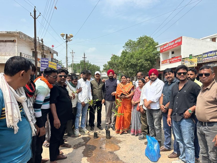 पटरी पार संघर्ष मोर्चा का सड़क निर्माण को लेकर धरना, तहसीलदार ने ज्ञापन लेकर दिया कार्रवाई का आश्वासन