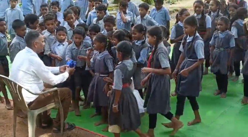 शिक्षक की विदाई पर छलके बच्चों के आंसू, गुरु-शिष्य के रिश्ते की भावुक तस्वीर आई सामने