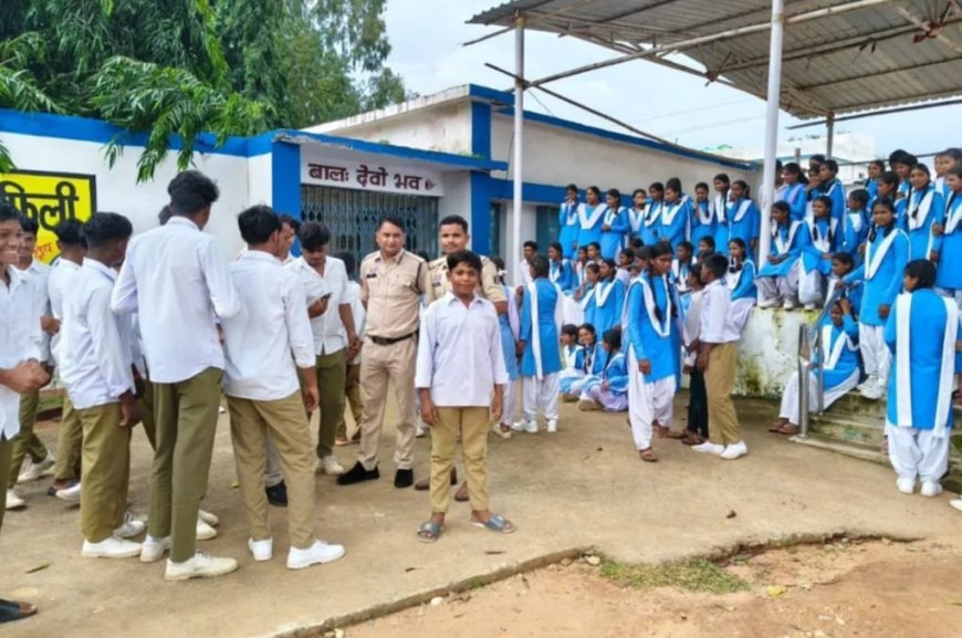सिलफिली में स्कूल के गेट पर ताला लगाकर छात्रों ने किया प्रदर्शन, प्राचार्य पर अभद्रता के आरोप