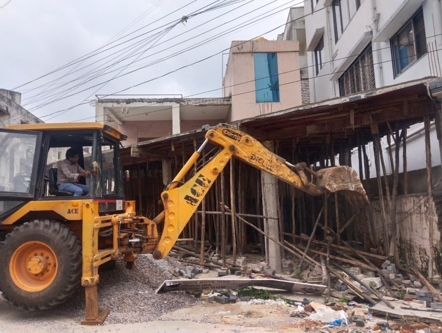 देवेन्द्रनगर सेक्टर-5 में फ्रंट एमओएस पर बिना अनुमति किए गए अवैध निर्माण को नगर निगम ने हटाया