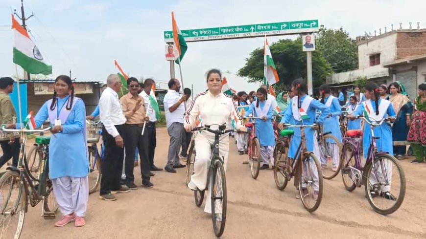 गुधेली में लहराया देशभक्ति का रंग, जिला पंचायत अध्यक्ष कल्पना योगेश तिवारी के नेतृत्व में निकली तिरंगा साइकिल यात्रा