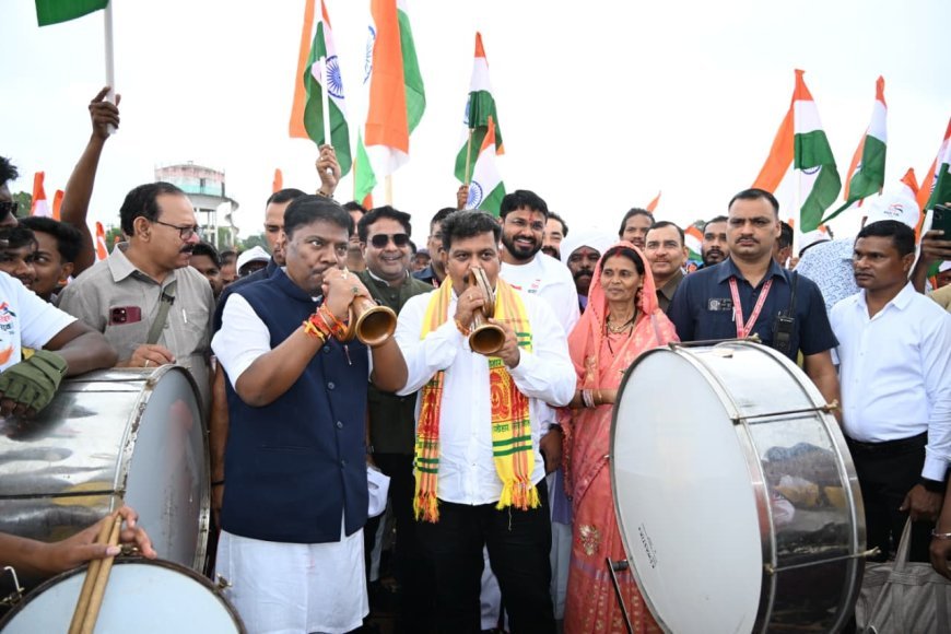 नारायणपुर से शुरू हुई बस्तर तिरंगा यात्रा, नक्सल प्रभावित क्षेत्रों में पहुंचेगा तिरंगा