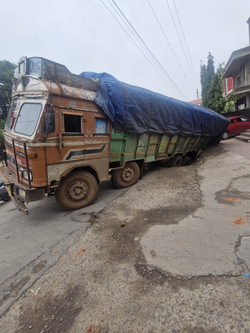 अग्रसेन चौक की क्षमता कॉलोनी में नाले में गिरी 18-20 चक्के वाली ट्रक, बड़े हादसे का खतरा