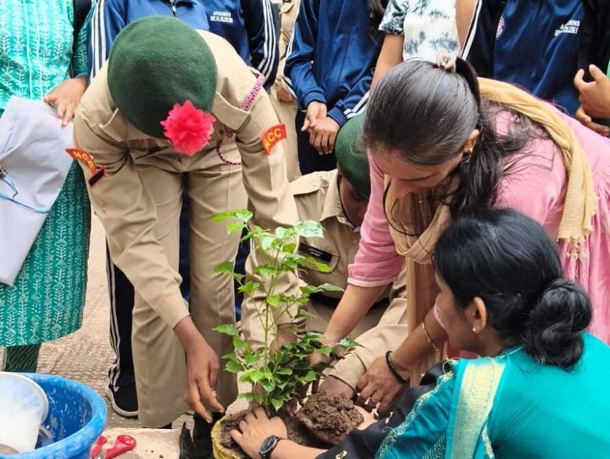 पीजी कॉलेज कवर्धा में “एक पेड़ माँ के नाम” अभियान के तहत पौधरोपण, विद्यार्थियों ने लिया संरक्षण का संकल्प