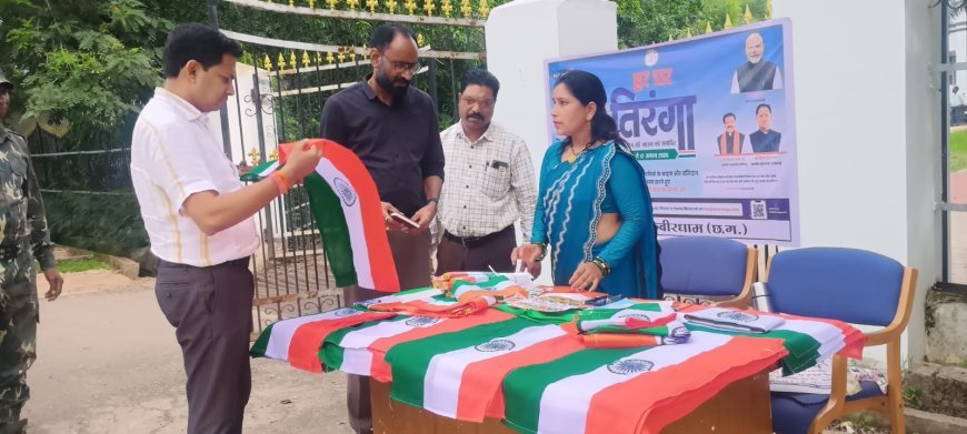हर घर तिरंगा अभियान से जुड़ी महिला समूह की दीदियां, बिहान समूह कर रही तिरंगा निर्माण और विक्रय