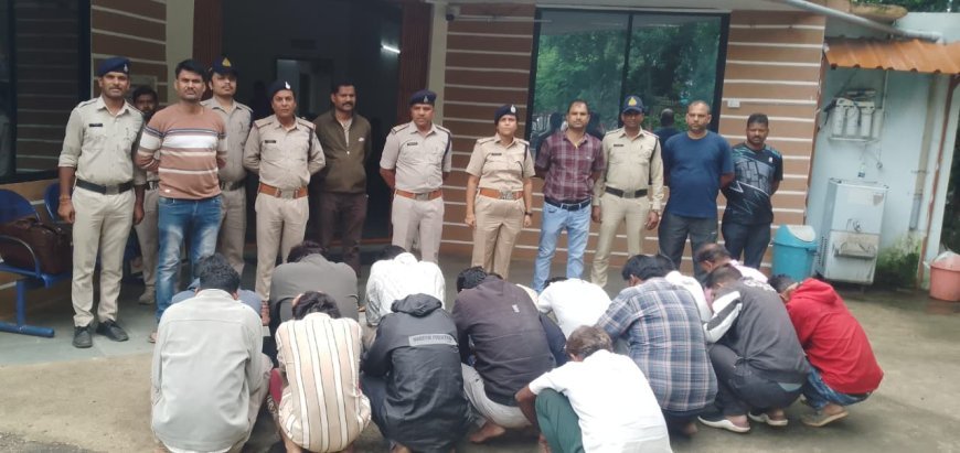जंगल में बैटरी की रोशनी में जुआ खेलते 15 आरोपी गिरफ्तार, ₹60 लाख का मशरूका जब्त