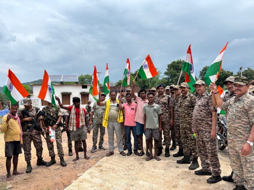 सीआरपीएफ जवानों ने निकाली भव्य तिरंगा यात्रा, देशभक्ति के रंग में रंगा जुंगाड़ क्षेत्र