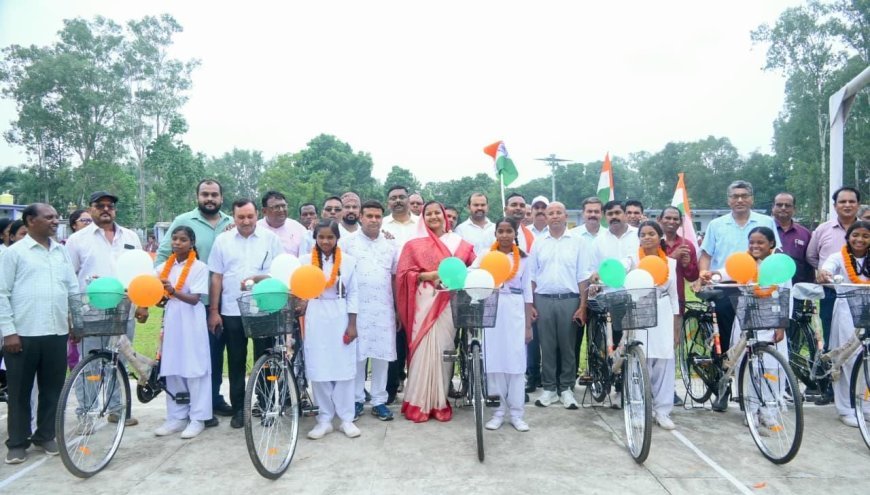 सरस्वती साइकिल योजना से बेटियों को मिली नई राह, लक्ष्मी राजवाड़े ने छात्राओं को वितरित की साइकिलें
