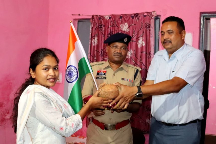 शहीदों के परिजनों को कबीरधाम पुलिस का ससम्मान आमंत्रण, तिरंगा एवं श्रीफल भेंटकर स्वतंत्रता दिवस समारोह में किया आमंत्रित