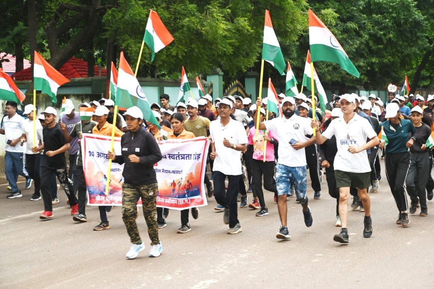 तिरंगा लहराते हुए अधिकारी-कर्मचारियों, युवाओं और स्कूली बच्चों ने लगाई स्वतंत्रता दौड़