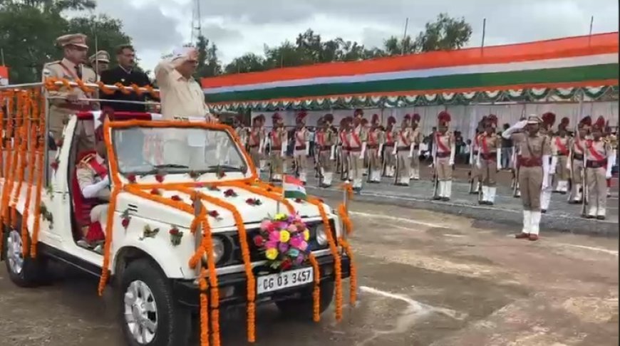 स्वतंत्रता दिवस पर कवर्धा में प्रभारी मंत्री लखनलाल देवांगन ने किया ध्वजारोहण, परेड की ली सलामी