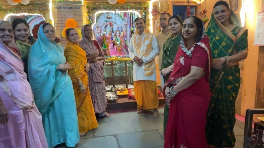 अष्टसखी महिला मंडल ने नरसिंह मंदिर के पुजारी पंडित अभय उपाध्याय का किया स्वागत