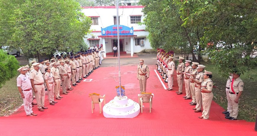 स्वतंत्रता दिवस पर कबीरधाम पुलिस अधीक्षक कार्यालय में ध्वजारोहण, शहीद परिवारों का सम्मान