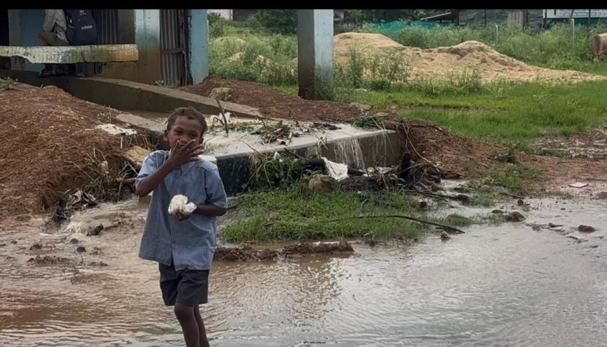 कंक्रीटीकरण के बाद तेज हुआ नहर का बहाव, मुख्य सड़क पर बह रहा पानी; स्कूल और यात्रियों की सुरक्षा पर सवाल