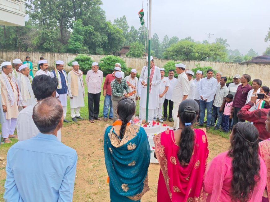 बलरामपुर राजीव भवन में हर्षोल्लास के साथ मनाया गया स्वतंत्रता दिवस
