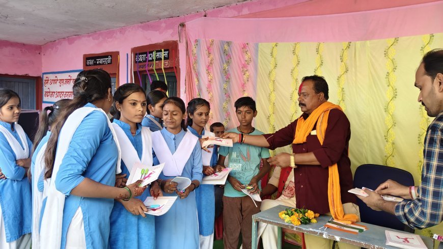 बच्चों के बीच पहुंचकर भरतलाल गौंड ने मनाया स्वतंत्रता दिवस, शैक्षणिक सामग्री वितरित कर बढ़ाया उत्साह