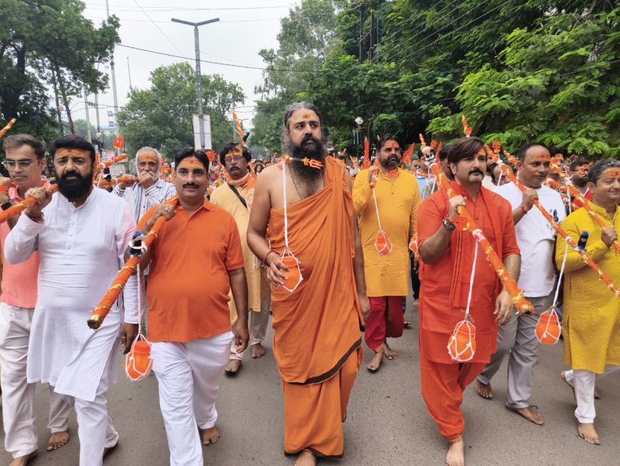 अमित चिमनानी के नेतृत्व में निकली भव्य कांवड़ यात्रा, 7 नदियों के जल से किया महाकाल का अभिषेक