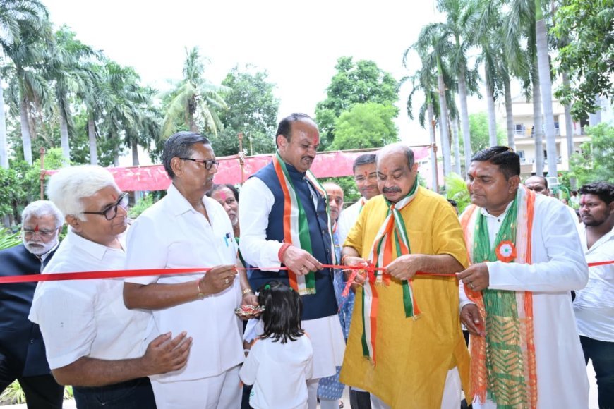रायपुर उत्तर विधायक पुरंदर मिश्रा ने स्टेट बैंक कॉलोनी फाफाडीह में नवनिर्मित शेड का किया लोकार्पण